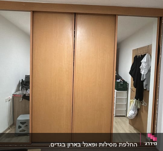 ארון עץ עם דלתות הזזה ומראה